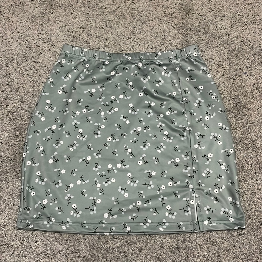 Size: S skirt that has a small slit on the side
